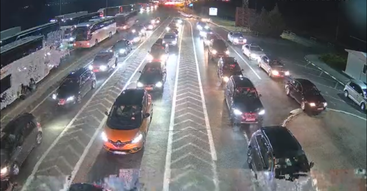 Fluks i shtuar i automjeteve, në Tabanocë pritje rreth 45 minuta për hyrje dhe dalje nga vendi