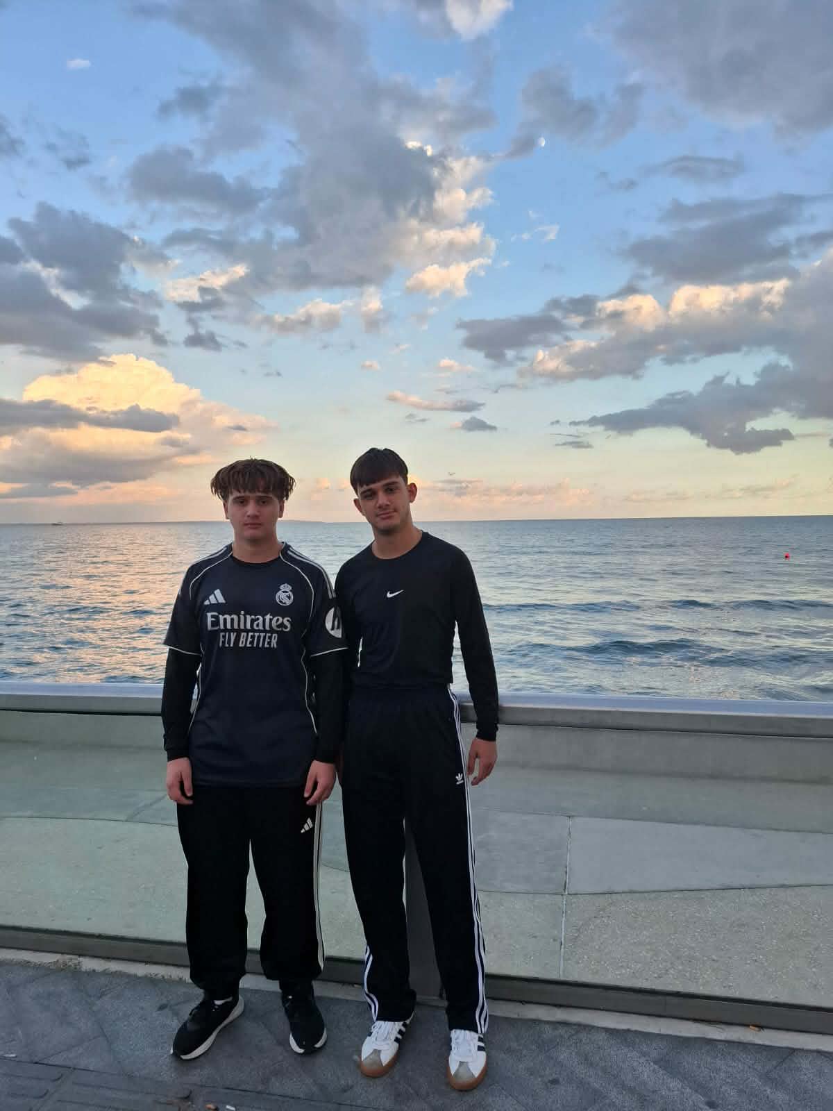 Dy vëllezërit kumanovarë që po shkëlqejnë në sportin e notit dhe në aktivitete të ndryshme