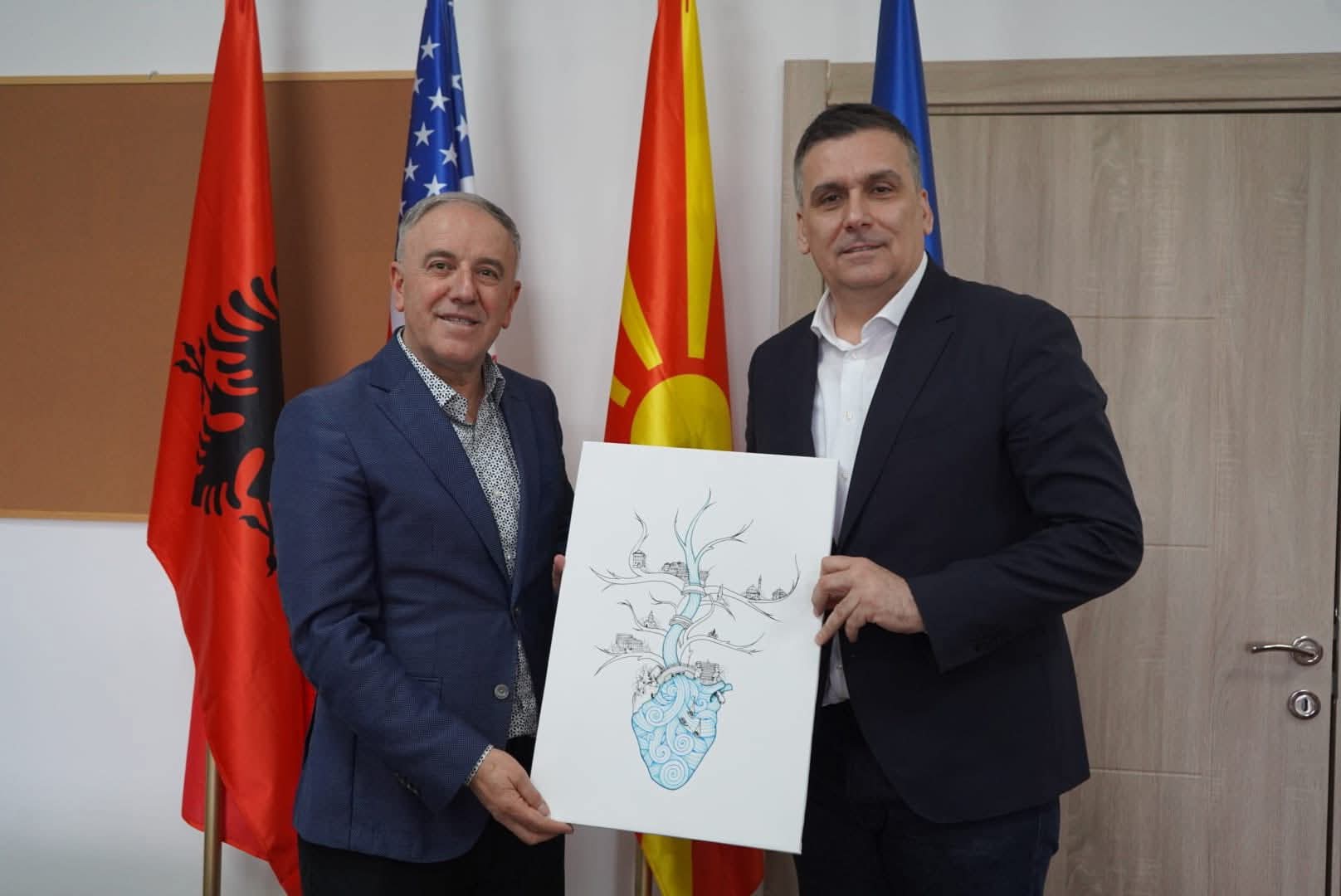 Hapa strategjikë për zhvillimin e Strugës – takim i kryetarit të Komunës së Strugës, Mendi Qyra, me ministrin Muamet Hoxha